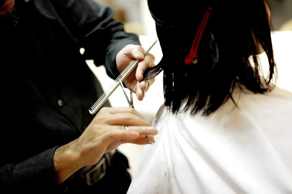 Clienta durante un corte de pelo