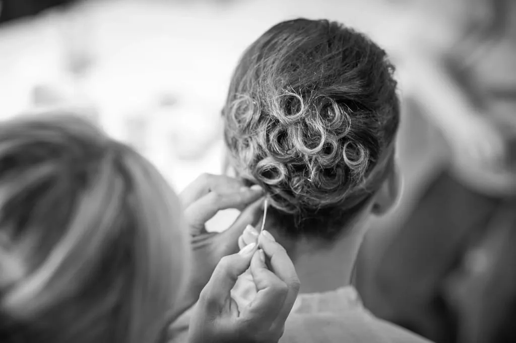 Recogido con horquillas, en blanco y negro